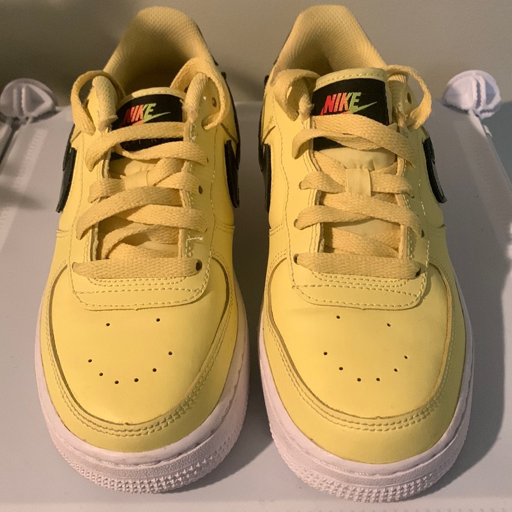 Youth 4 / Women’s 6 Yellow Air Force 1 Low Pulse